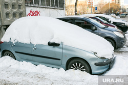 Уборка снега во дворах. Тюмень, автомобиль в снегу, снег во дворе, автомобили во дворе, машина в снегу, машины во дворе