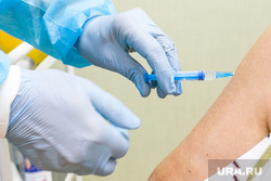 Вакцинация. Тюмень, прививка, шприц, вакцина, резиновые перчатки, вакцинация, руки в перчатках, коронавирус, covid, ковид, спутник v, синие перчатки