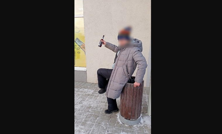 В момент танца девушка не расставалась с алкоголем