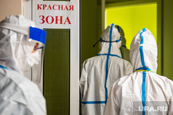 Свердловский областной клинический психоневрологический госпиталь для ветеранов войн, где оказывают помощь пациентам с коронавирусной инфекцией COVID-19. Екатеринбург, госпиталь, защитный костюм, медицинский работник, больница, противочумный костюм, коронавирус, covid, противочумной костюм, красная зона, ковидный госпиталь