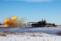 Около 1000 военнослужащих ЦВО начали состязания в отборочном этапе конкурса «Танковый биатлон»
, дым, танк, выстрел