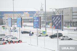 Пресс-конференция по реконструкции аэропорта Кольцово. Екатеринбург , зима, парковка перед кольцово, стоянка у кольцово