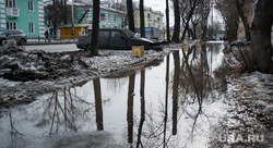 Состояние дорог Екатеринбурга, тротуар, лужа, пешеходная зона, слякоть, оттепель, тротуар в воде