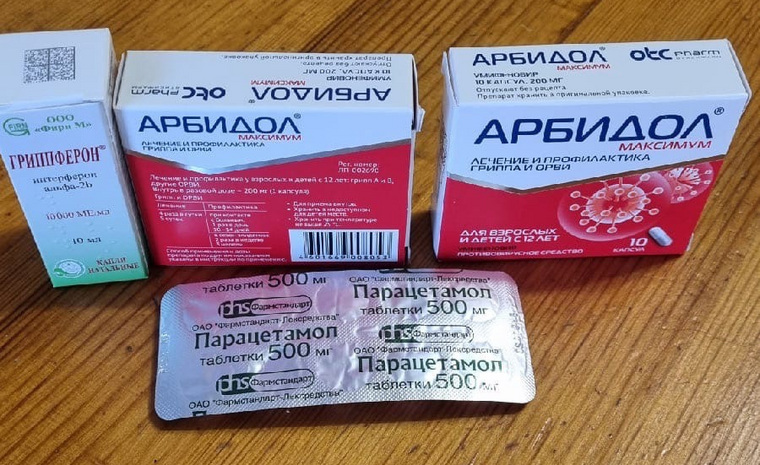 В бесплатном наборе оказалось всего две упаковки противовирусного препарата «Арбидол», жаропонижающие таблетки «Парацетамол» и назальные капли «Гриппферон».
