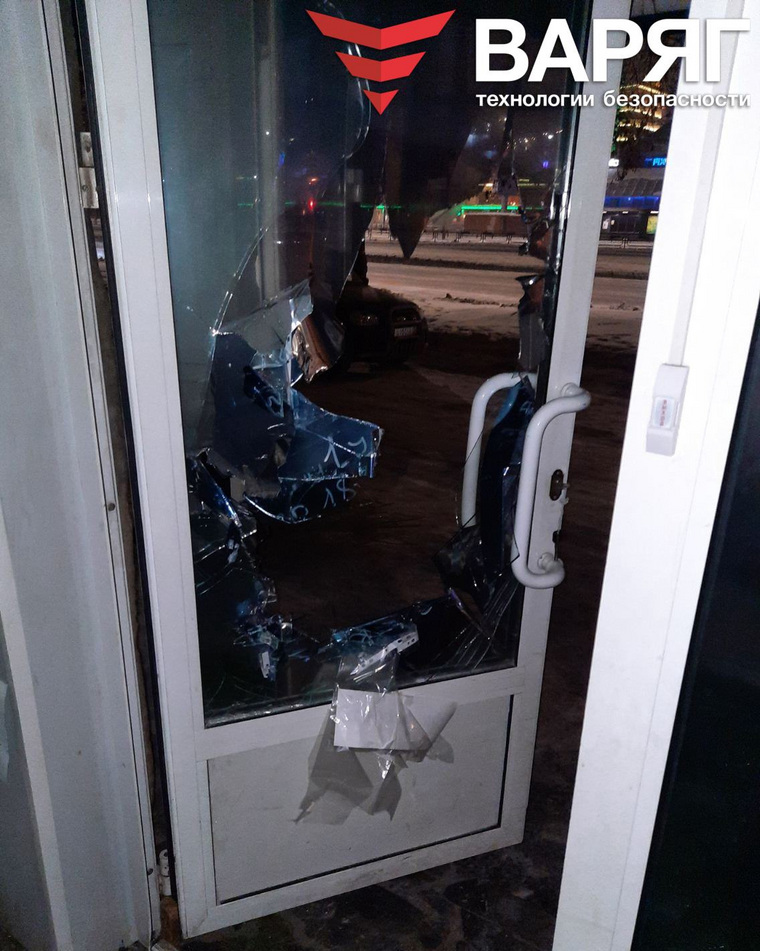Мужчина пытался попасть внутрь, сломав дверь