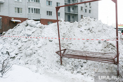 Уборка снега во дворах. Тюмень, куча снега, снег во дворе