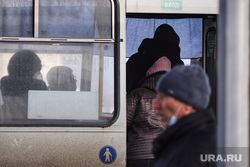 Город. Курган, автобусная остановка, автобус, пассажиры