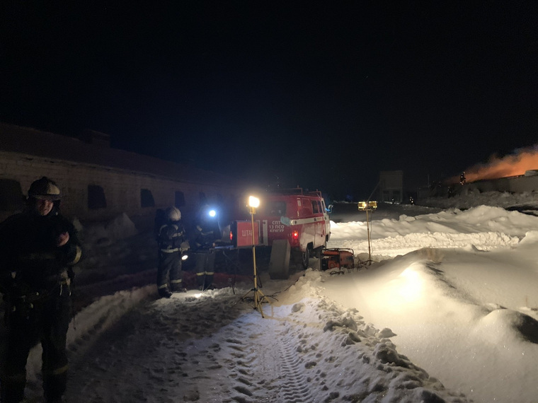 К приезду пожарных дым валил из-под всей крыши птичника, которая вскоре рухнула