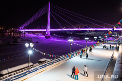 Ночные виды города. Тюмень, каток, зима, мост влюбленных