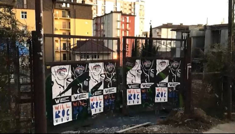 В Сочи художники развесили плакаты с надписью #wewillROCyou в разных уголках города.