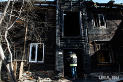 Последствия пожара на улице Омская, 91. Екатеринбург, пожарище, дом сгорел, сгоревший дом, улица омская91, место происшествия, место пожара