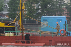 Буровая установка на городском пруду на месте планируемого Храма-на-воде. Екатеринбург, буровая машина, платформа на воде, рабочие