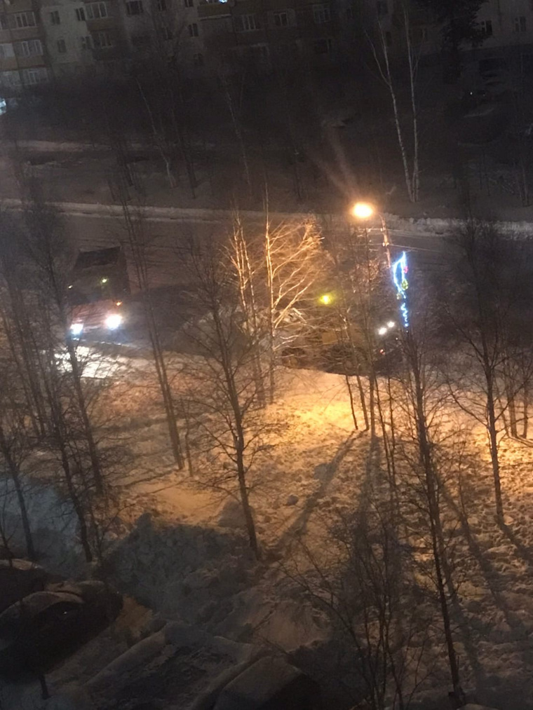 Городские службы чистят ночью дороги от снега