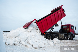 Полигон для складирования снега компании ЮВИС. Сургут, грузовики, вывоз снега, самосвалы