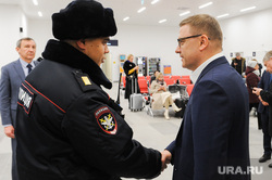 Алексей Текслер посетил новый терминал внутренних авиалиний аэропорта «Челябинск» имени Игоря Курчатова. Челябинск, рукопожатие, полиция, текслер алексей