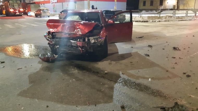 Автомобиль скорой медицинской помощи совершил столкновение с Mitsubishi Lancer