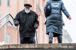 Последствие снегопада. Челябинск, пенсионер, костыли, трость, пешеходы