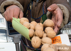 Виды Екатеринбурга, продавец, орехи, лоток, торговец, уличная торговля, грецкий орех