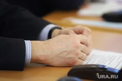Пресс-конференция с начальником Управления жилищно-коммунального хозяйства А.В. Медведевым. Курган, депутат, чиновник, руки, мужские руки