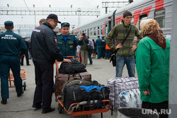 Беженцы с Украины на ЖД вокзале. Екатеринбург, мчс, багажные тележки