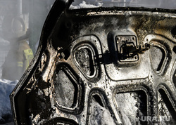 Последствия пожара на автостоянке у башни Исеть. Екатеринбург, капот автомобиля, поджог автомобиля, машина сгорела, поджог машины