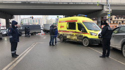 В момент аварии в реанимационной машине медики оказывали помощь тяжелому пациенту с отравлением