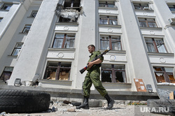 Здание ОДА. Луганск. Украина , война, разрушенное здание, солдат