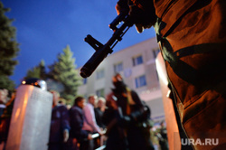 Ситуация на востоке Украины. Луганск. Захват здания МВД, автомат, оружие, луганск, захват мвд, оцепление