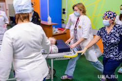 Ирина Текслер передала в детскую больницу наборы для экспресс-тестирования на выявление антигена коронавируса. Челябинск , ребенок, больной, врач, травматология, детская больница, доктора, пациент, каталка больничная, экстренное отделение
