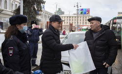 Водителям подарили жилеты со световозвращающими элементами