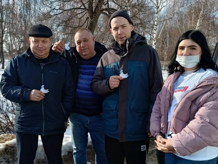 В Орловской области молодогвардейцы вручали бумажных белых голубей как символы мира местным жителям