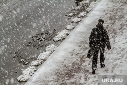 Форум институтов развития. Пленарное заседание. Екатеринбург, снег на тротуаре, снегопад, зима, мокрый снег