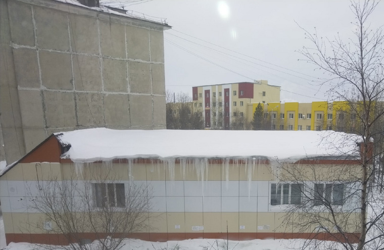 Сосульки и наледь на здании «Газпрома» угрожают жителям города