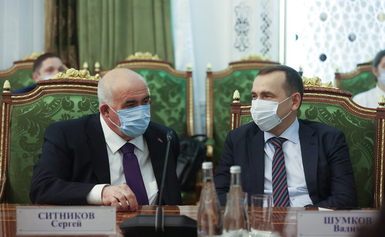 Вадим Шумков (справа) приехал в Таджикистан вместе с губернаторами других областей