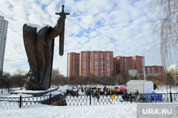Митинг партии "Справедливая Россия" против новой транспортной схемы Екатеринбурга. Екатеринбург, площадь обороны, памятник седой урал