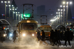 Екатеринбург в морозные дни, трамвай, остановка, холод, зима, общественный транспорт, вечер