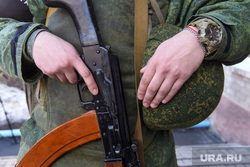 Мобилизационный пункт в Донецке. Донецк, ДНР, автомат, армия, военные, оружие, донецкая народная республика, ополченцы, днр, добровольцы, военком, военный комиссариат, вежливые люди, солдат, мобилизация, мобилизационный пункт, запас, резервисты, выкладка
