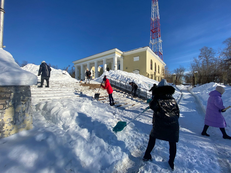 Чиновники расчистили от снега остановки, лестничные марши, подходы к различным муниципальным учреждениям