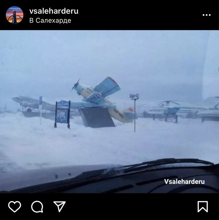 Слетевший от ураганного ветра самолет