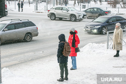 Виды города, зима. Тюмень, перекресток, прохожие, пешеходы, автомобили