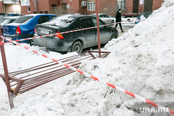Уборка снега во дворах. Тюмень, куча снега, снег во дворе, автомобили во дворе, машины во дворе
