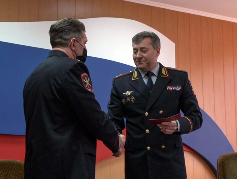 Начальник ГУ МВД региона Михаил Скоков (справа) поздравил Константина Козицына с назначением
