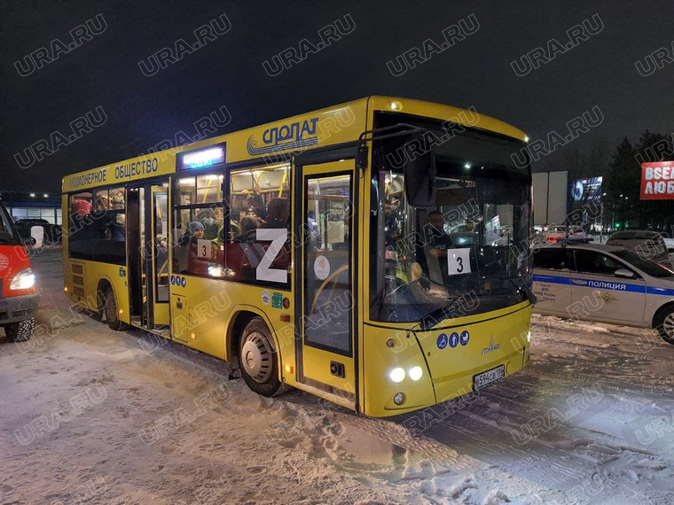 В Сургуте эвакуированных жителей из Донбасса отправили на спортбазу «Олимпия» на автобусе с символикой Российской Армии во время проведения спецоперации на Украине
