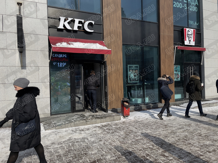 Ресторан KFC на улице Толмачева в Екатеринбурге работает, несмотря на уход материнской компании Yum! Brands