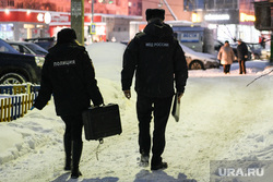 Ситуация около дома на улице Советская после выстрелов днем 13 февраля. Среднеуральск, полиция, следственная группа, дознаватели, полицейская проверка
