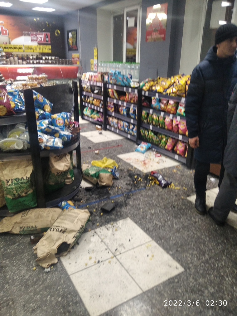 Дебоширы разнесли полки с товаром