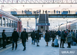 Железнодорожный вокзал. Тюмень, вокзал, поезд, рельсы, поездка, отпуск, вагоны, жд платформа, вечер, жд вокзал, путешествие, жд пути, пассажиры поезда