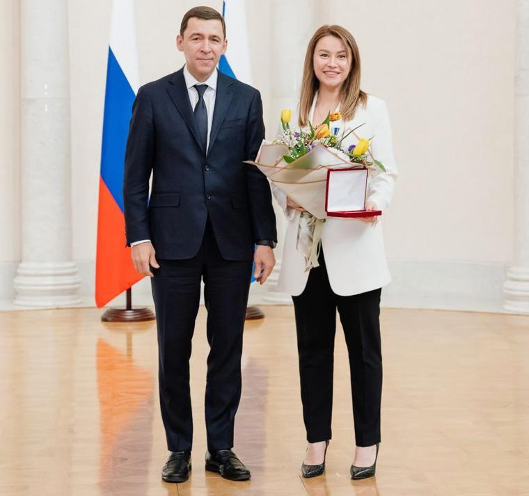 Анастасия Лукичева получает награду из рук Евгения Куйвашева