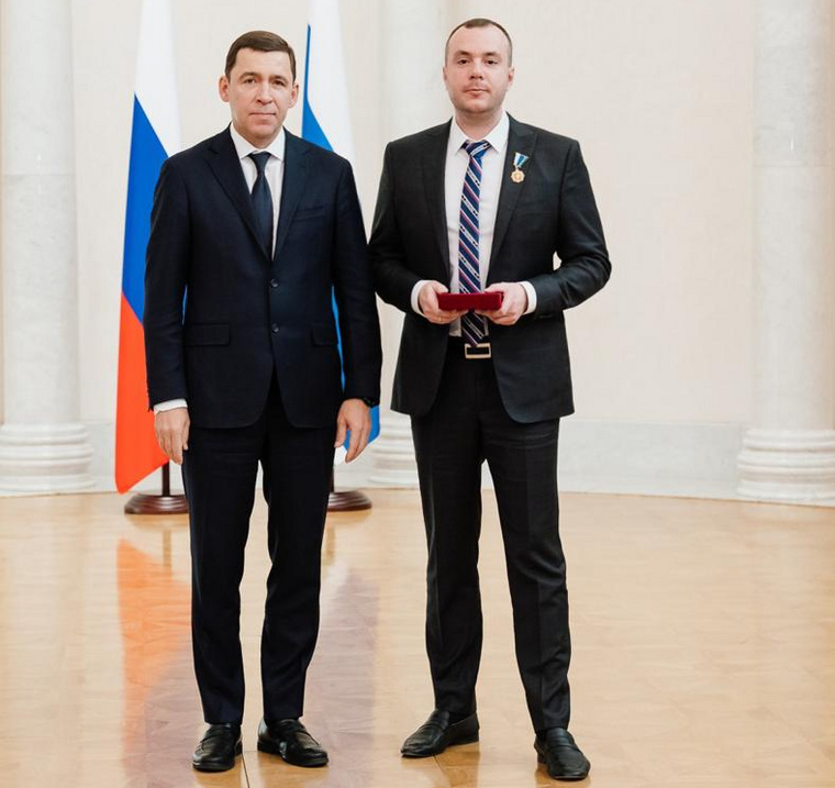 Генеральный директор «Сима-ленда» Константин Обоскалов получает награду из рук Евгения Куйвашева