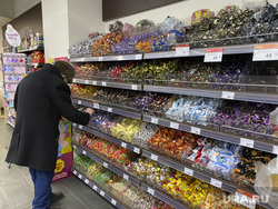 Цены на продукты в супермаркетах. Пермь, конфеты, продукты, покупатель, продуктовый магазин, прилавок конфеты, супермаркет семья